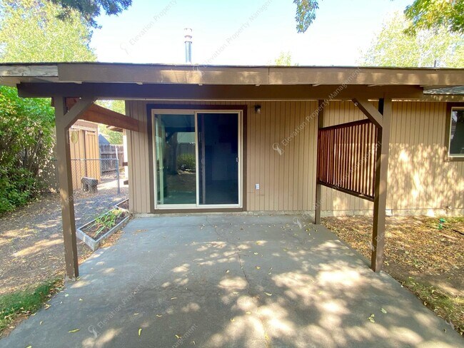 Building Photo - Bend Ranch-Style Home with Covered Patio &...
