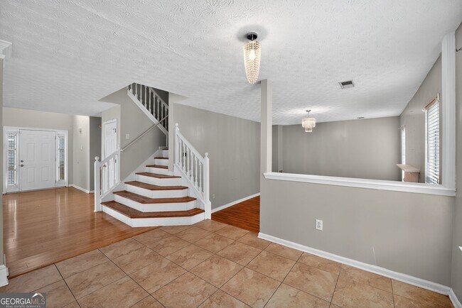 Building Photo - 245 Vaness Dr