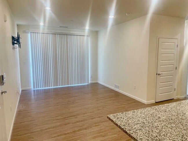 Building Photo - MODERN LUXURY 2BD/2BA/2CAR CONDO in Briargate