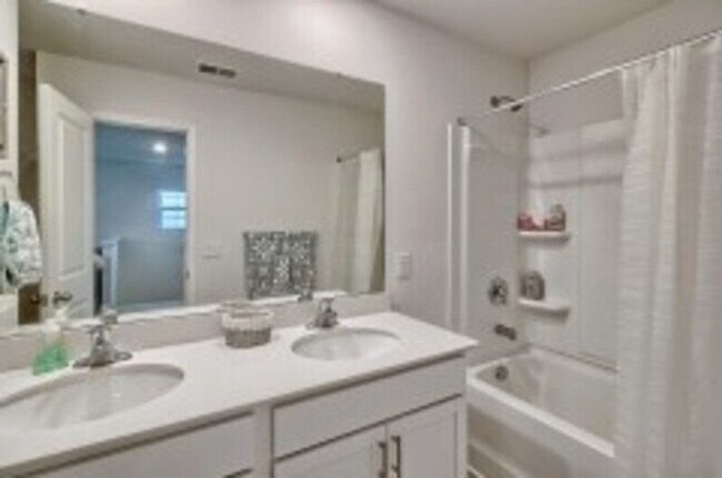 Building Photo - 310 Tulip Way