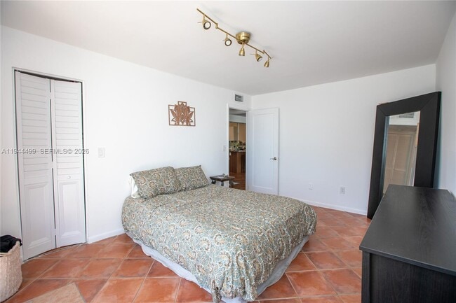 Building Photo - 1801 S Treasure Dr