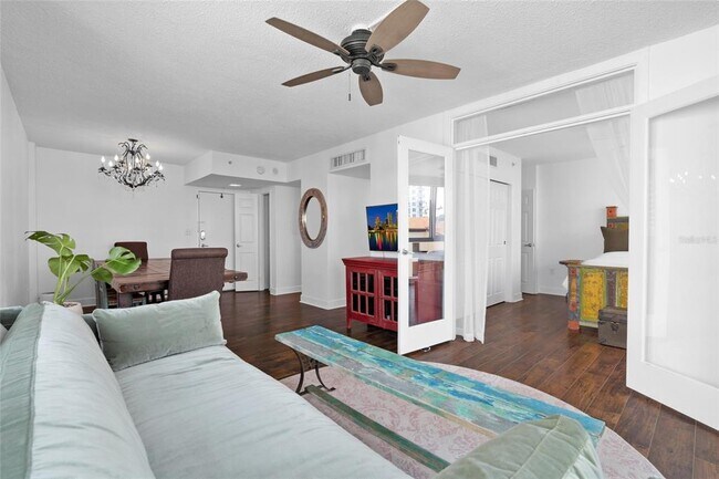 Building Photo - 470 3rd St S
