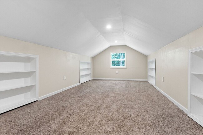 Building Photo - Large home in Hazelwood Area