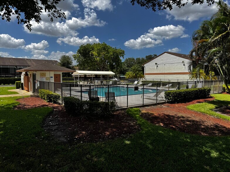 Building Photo - 7115 SW 42nd Ct