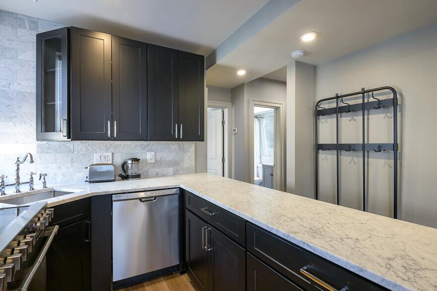 Building Photo - 2100 Newport Pl NW