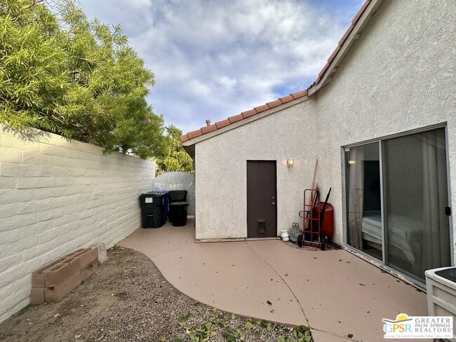 Building Photo - 9939 Vía Real