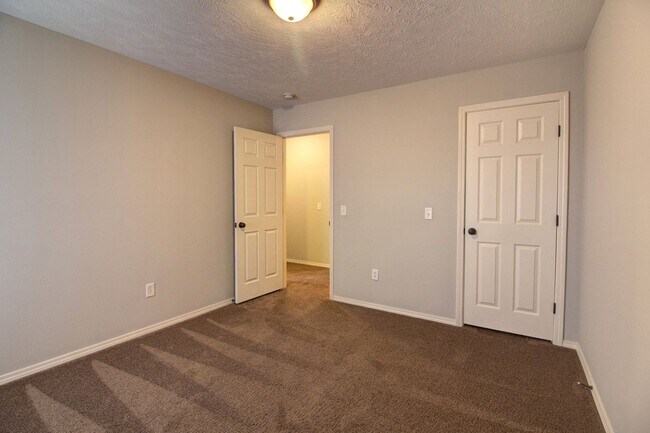 Building Photo - 1094 S Tanner Dr