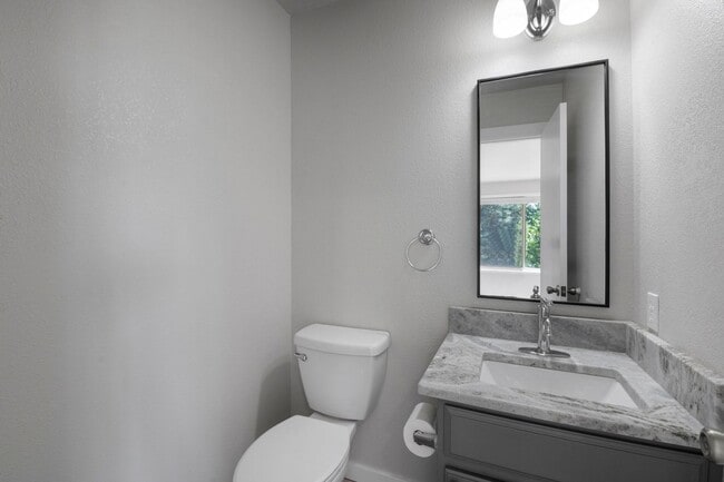 Building Photo - remodeled Monument town home