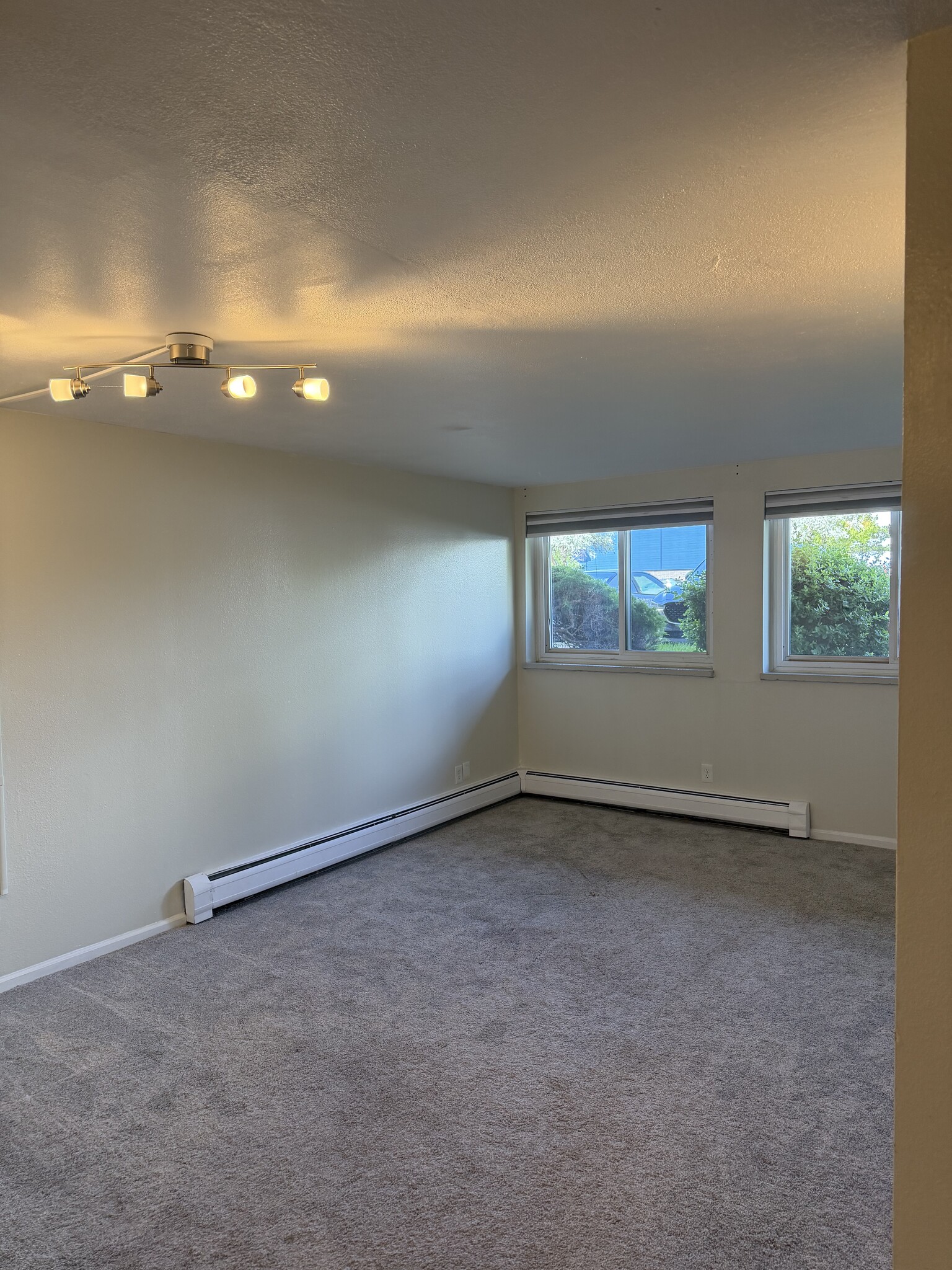 Building Photo - 1150 Golden Cir