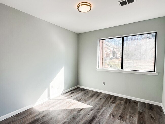 Building Photo - Renovated townhome in Great Alpharetta location