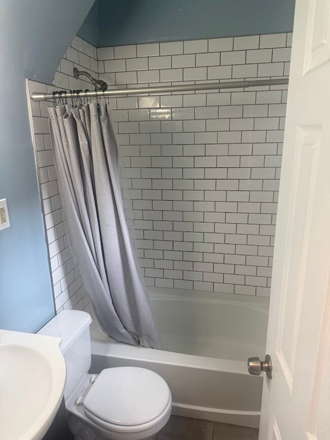 Building Photo - Recently Updated 2 Bedroom Unit In The Southside.  Available Immediately.
