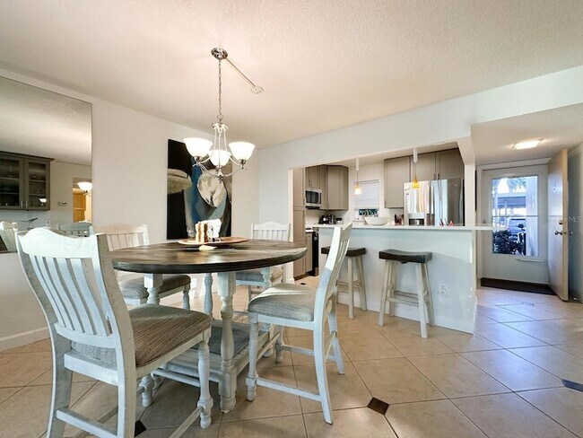 Building Photo - 7920 Sun Island Dr S