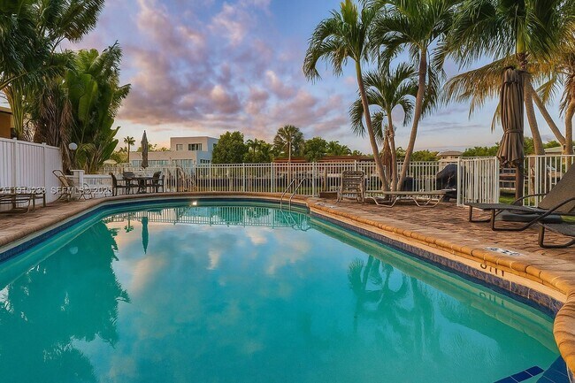 Building Photo - 1100 Pine Dr