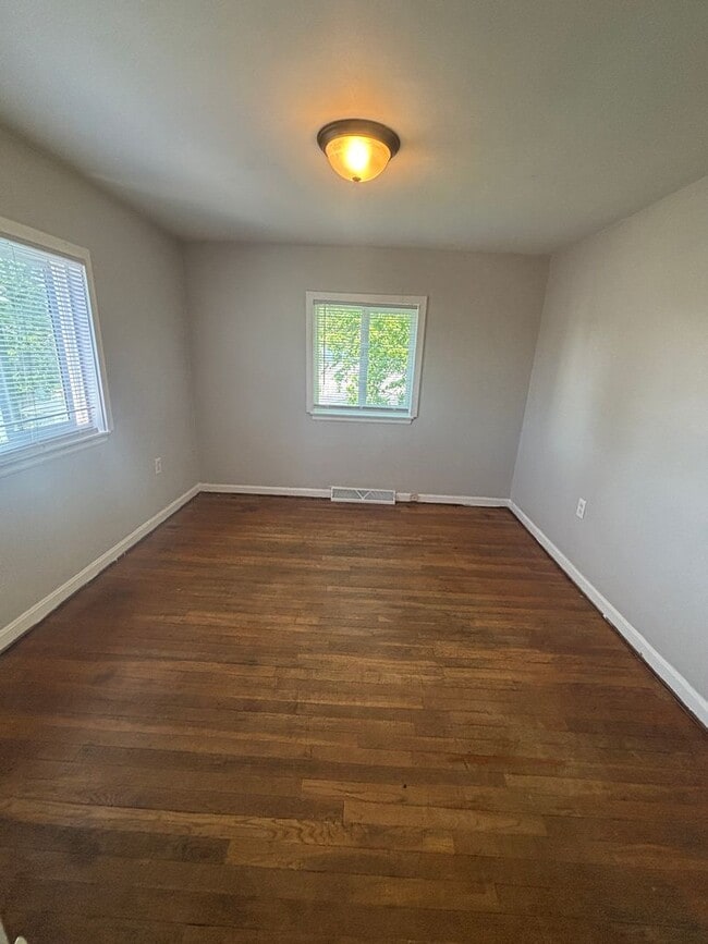 Building Photo - 1 Bedroom Apartment
