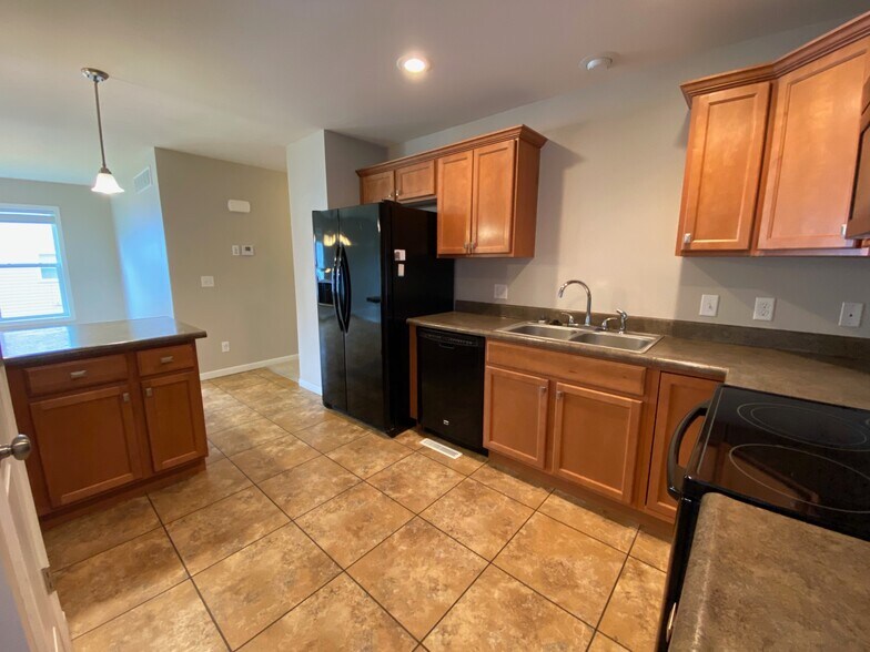Building Photo - 1427 Springbrook Dr