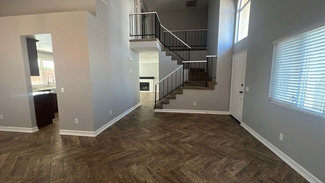 Building Photo - EAST PALMDALE HOME