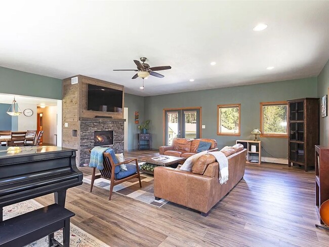 Building Photo - Beautiful spacious 3 bed, 3 bath home situated on 2.53 private acres in Stevensville.