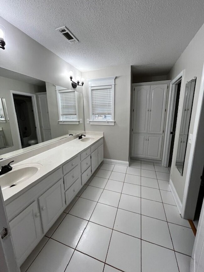 Building Photo - Beautiful 4 bedroom 2.5 bath home with lawncare, internet and security system included in rent