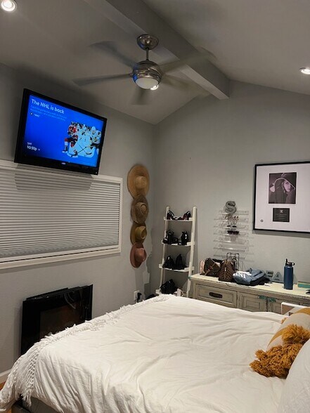 Upstair Bedroom - 3847 Vineyard Ave