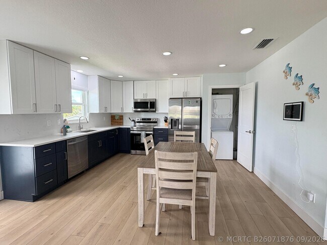 Building Photo - 1811 Melaleuca Dr