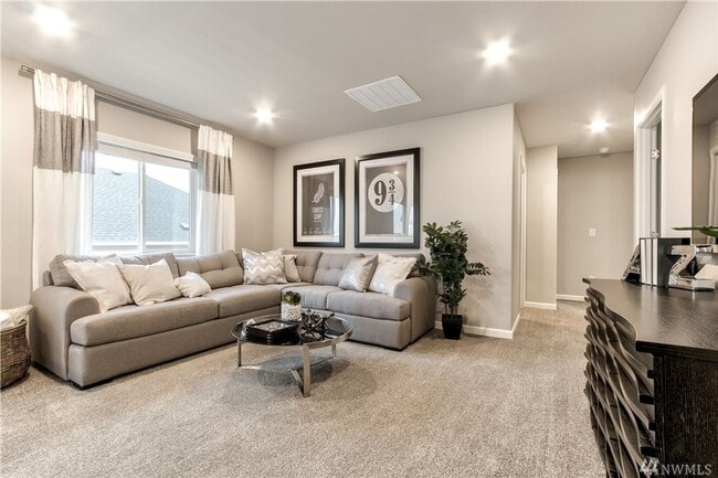 Building Photo - Beautiful Home Close to Everything 4BD