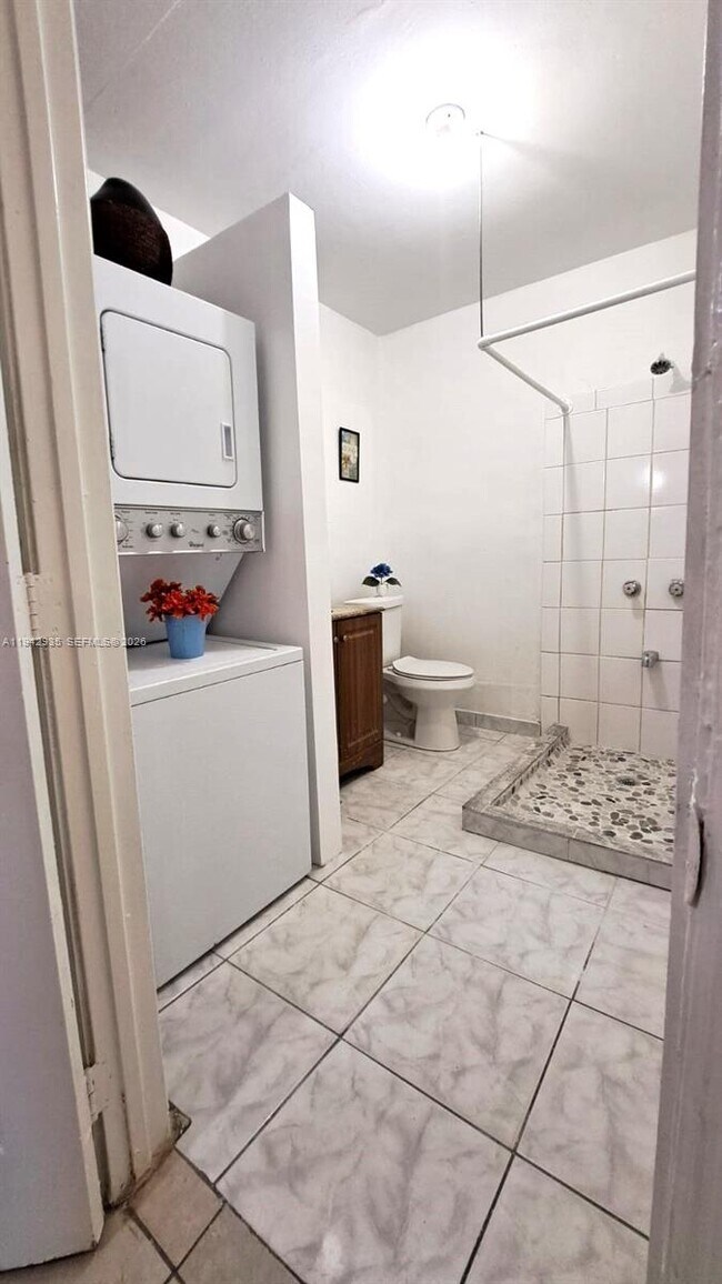 Building Photo - 2831 NW 13th Ct