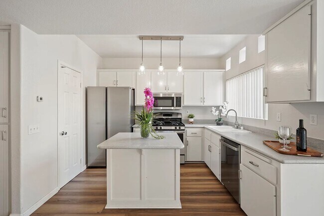 Building Photo - SD: Stunning 3BD/2.5BA Townhome in Imperial Beach with Ocean Views, Rooftop Patio & In-Unit Laundry
