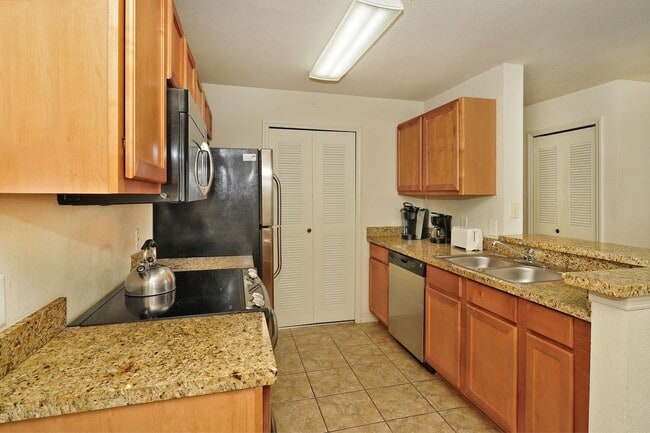 Building Photo - Fully Furnished & Move In Ready!