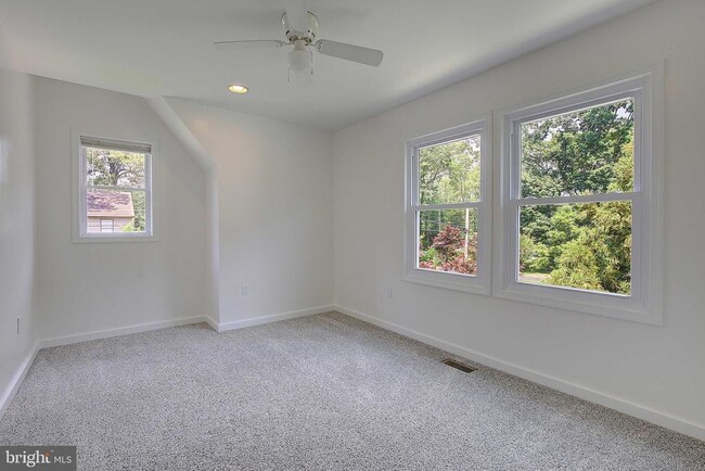 Building Photo - 5645 Battee Dr