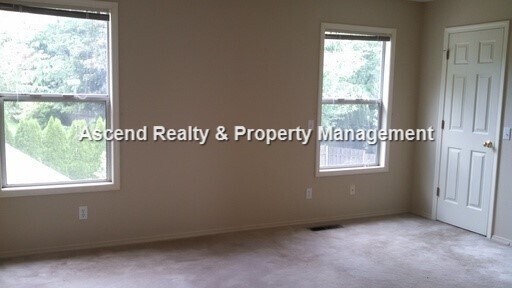 Building Photo - Wilsonville 2 Level Work Shop/Workout Room Fenced Yard Quick Access to I5 & Shops