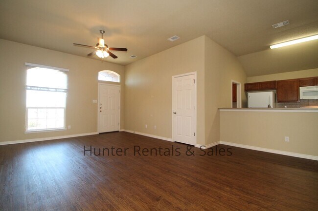 Building Photo - Spacious Duplex!