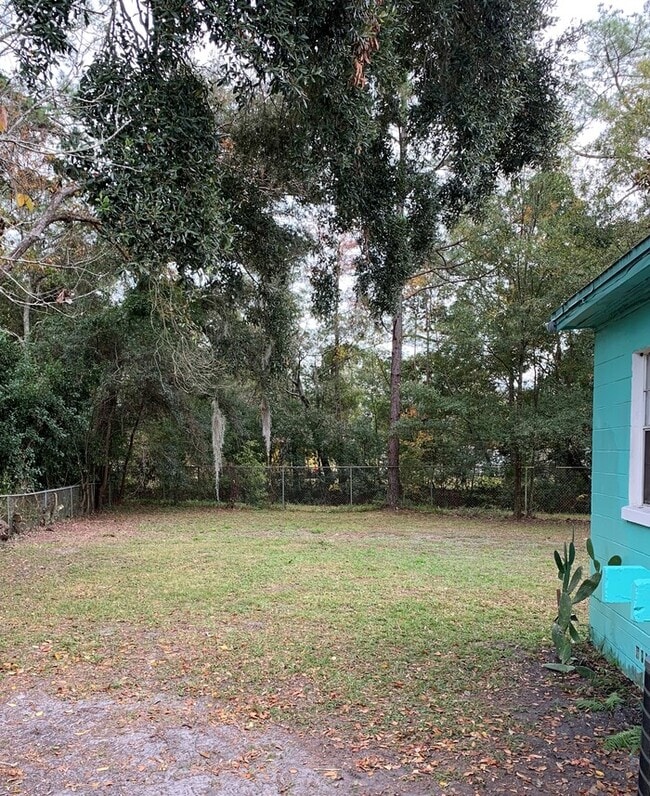 Building Photo - Spacious Backyard And Screened Porch In This Cozy 3 Bedroom Home