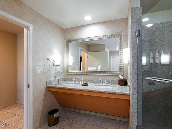 Building Photo - 211 E Flamingo Rd