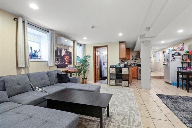 Building Photo - 2028 N Hamlin Ave