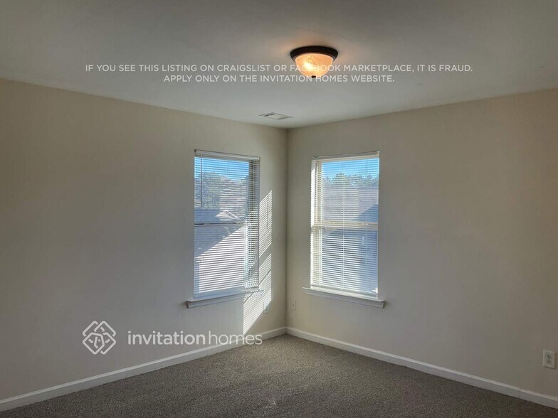 Building Photo - 440 Village Broad St