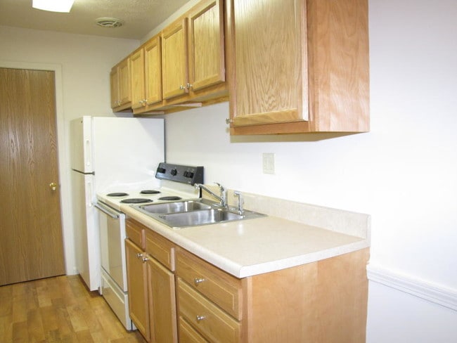 One bedroom kitchen - Town & Country Apartments