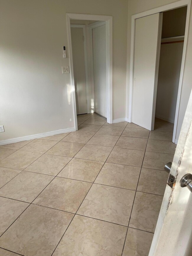 Building Photo - 2300 NE 5th Ave