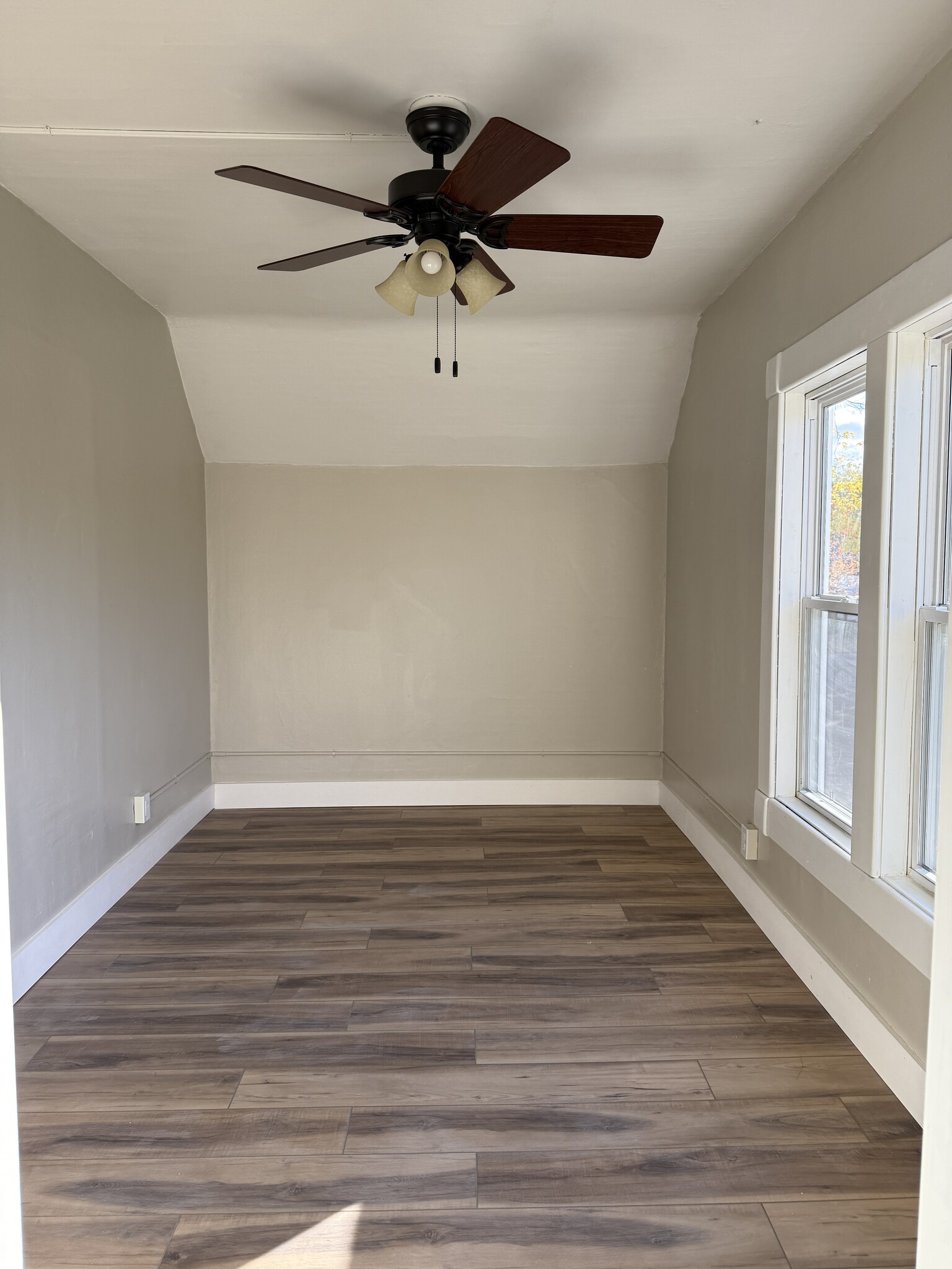 Second bedroom with lots of natural light - 377 Ellis St
