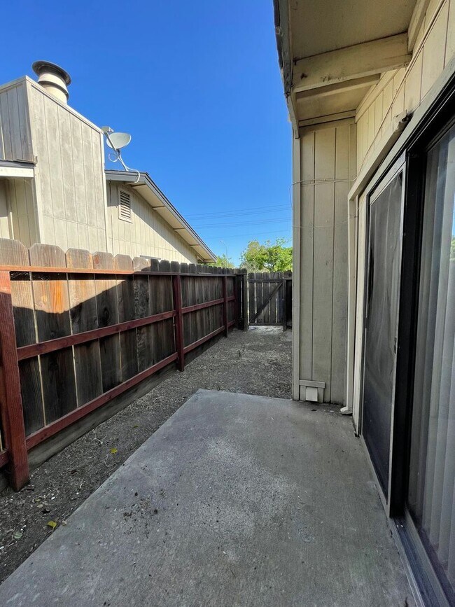 Building Photo - 616 W Yosemite Ave