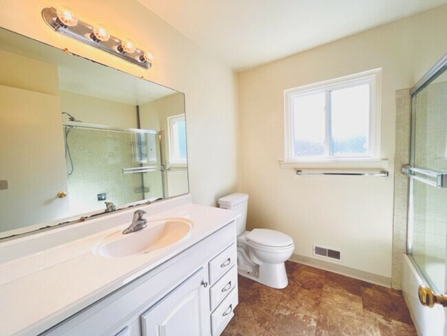Building Photo - Charming 4BD/2BA, Single-Story Ranch-Style...