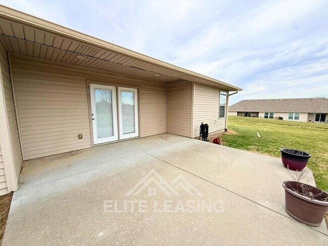 Building Photo - Beautiful 3 Bed, 2 Bath One-Level Home | HOA Maintained