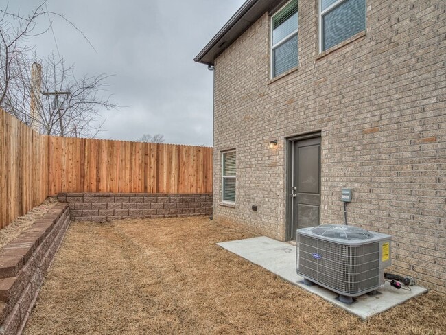 Building Photo - 4 Bedroom 2 Bath Duplex in Oakdale Schools...