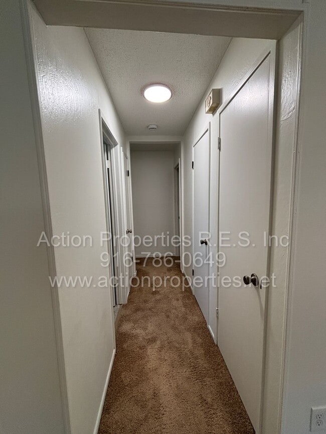 Building Photo - Roseville Condo all one level: 2 Bedroom 1 Bathroom Single Level, Large Living Room Central Heat ...