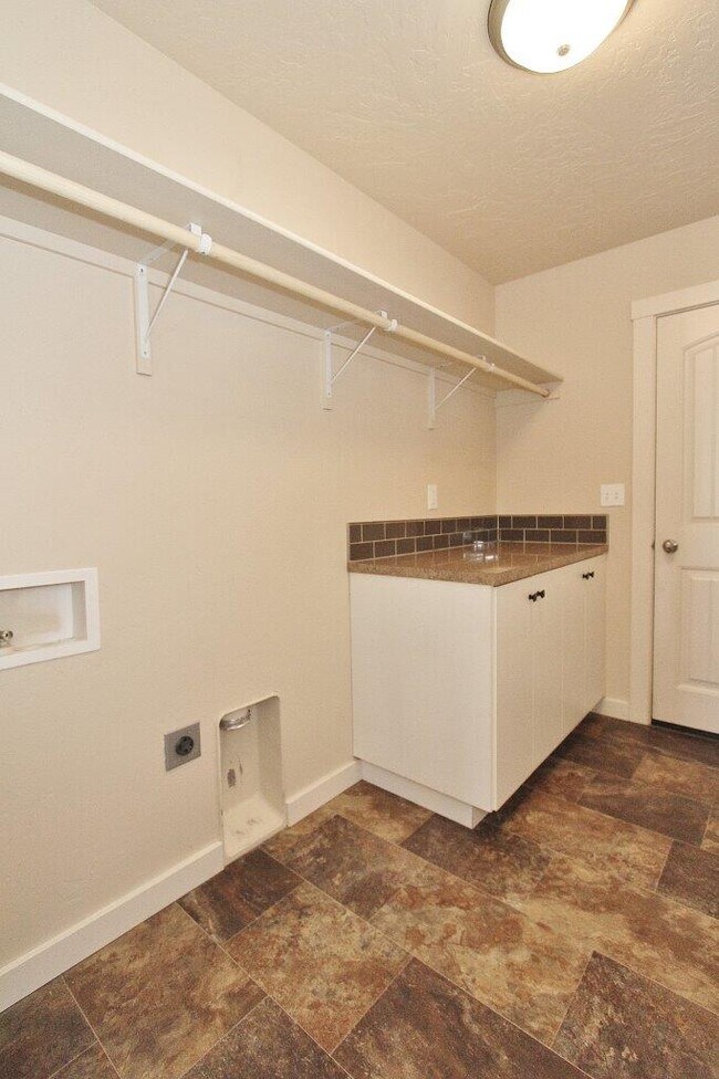 Building Photo - 4044 Queen Anne Dr