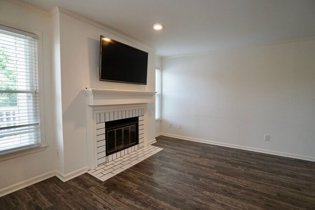 Building Photo - 2 Bed 2 Bath in Desirable Green Hills!