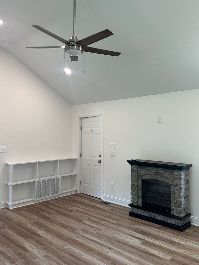Building Photo - Powell 37849 - Completely Renovated, 2 bedroom, 1 bath Rancher - Contact Kenna Stephens (865) 604...