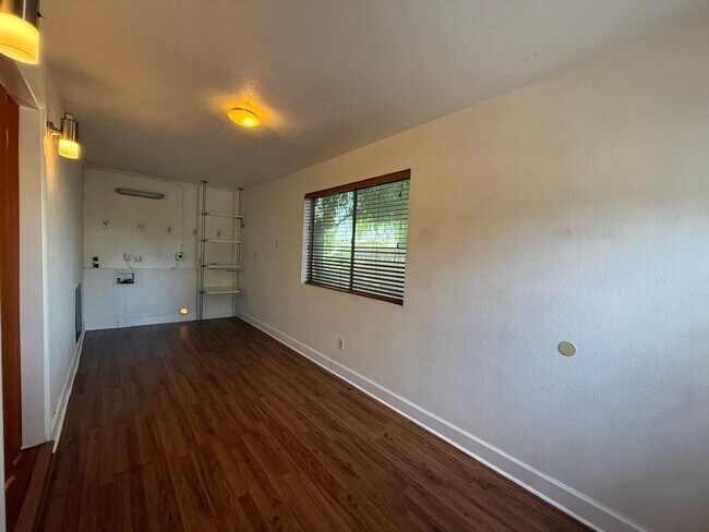 Building Photo - 3035 W 11th Ln