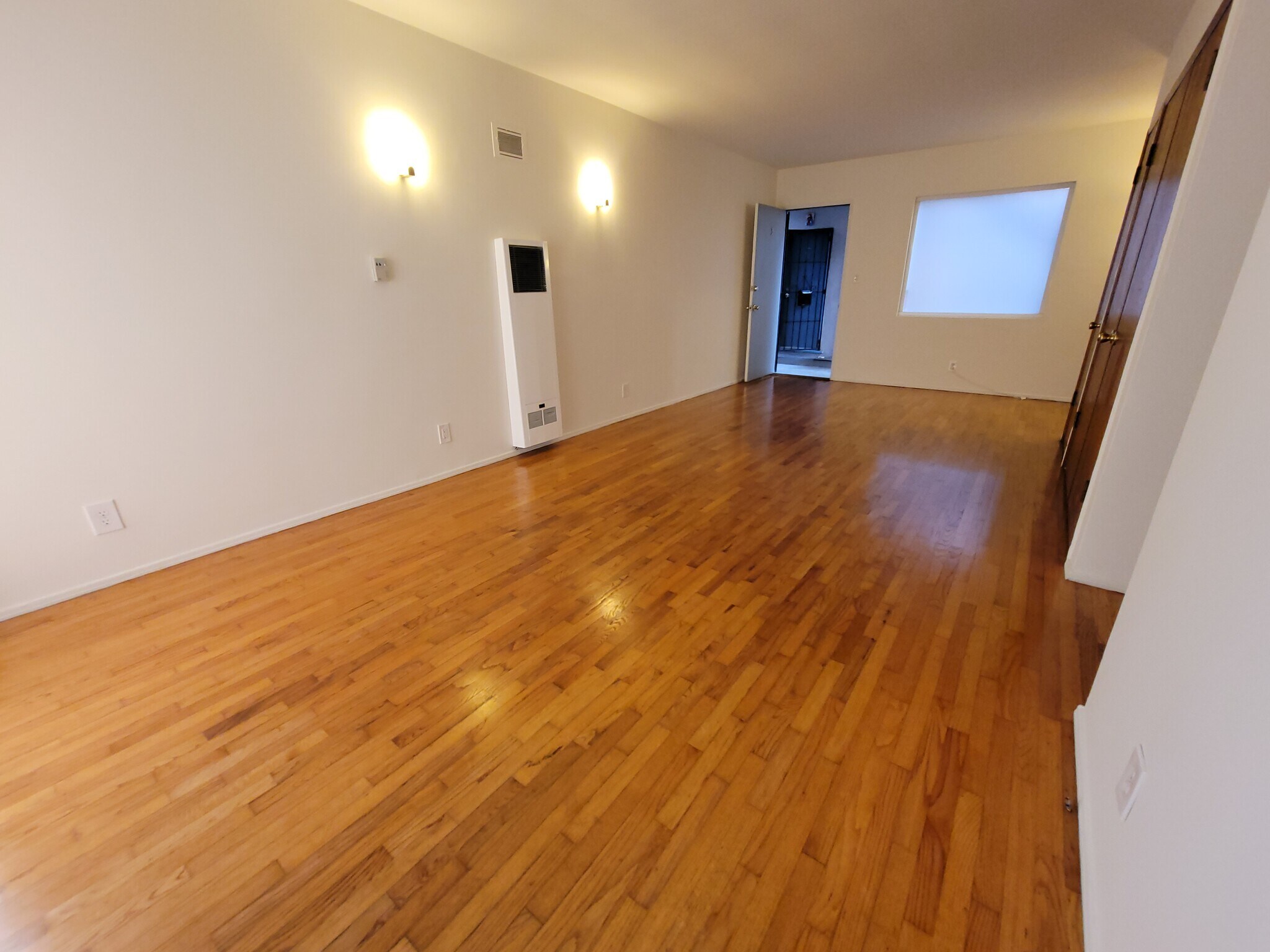 Building Photo - 2360 Walgrove Ave