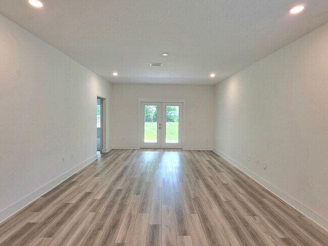 Building Photo - Spacious 2 Story Home - Saddle Ridge