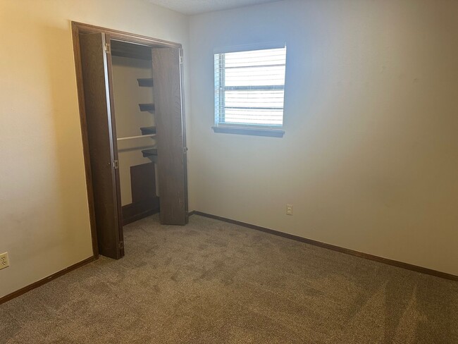 Building Photo - 1352 Meadow Ln